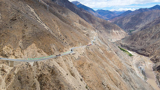 4K航拍车辆行驶在峡谷陡峭山路视频的预览图