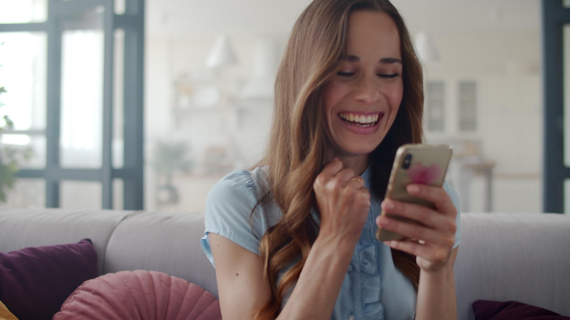 商业女性在电话屏幕上看到的肖像视频的预览图