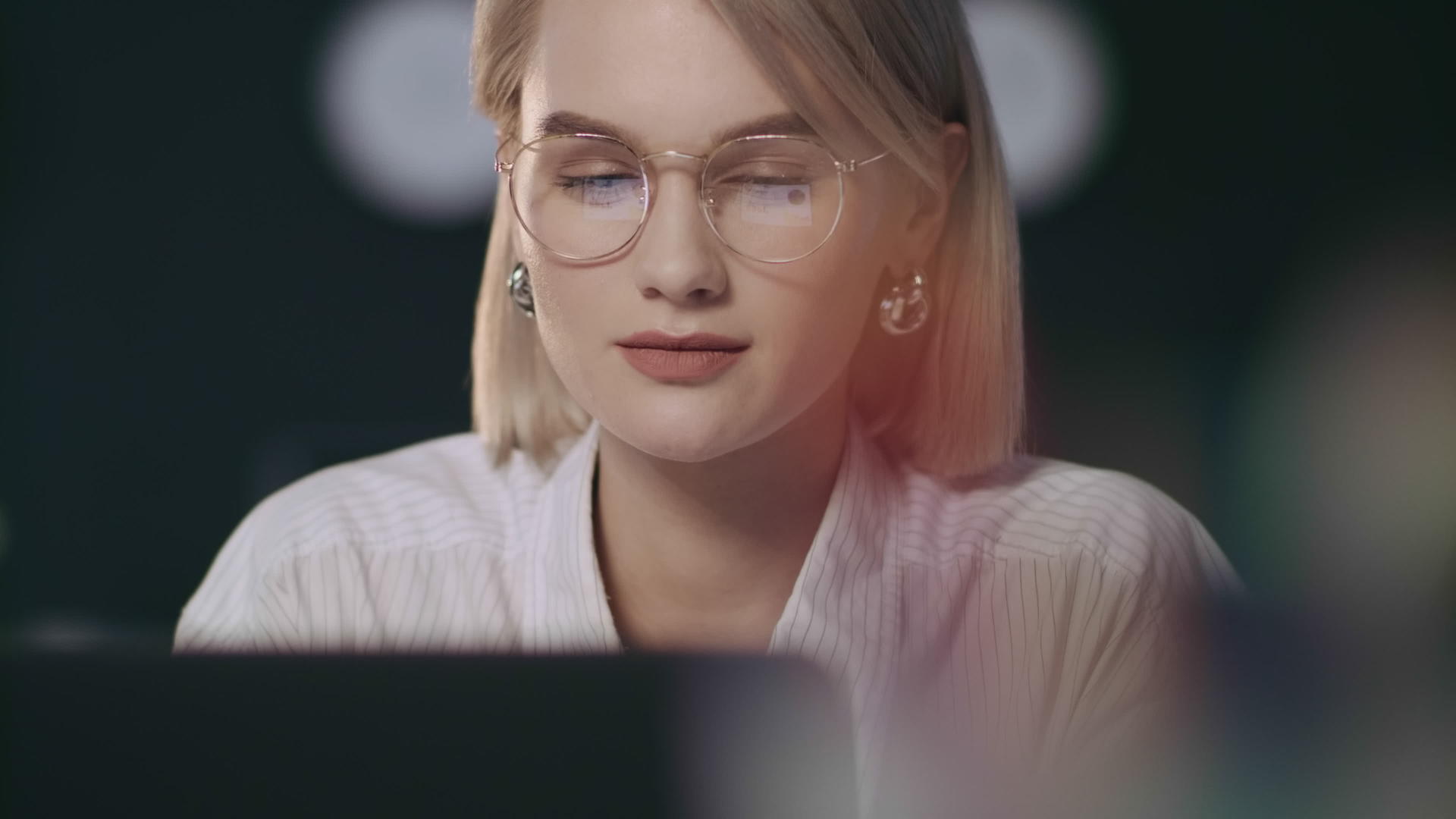 工作场所的商业女性通过计算机查看经济结果视频的预览图