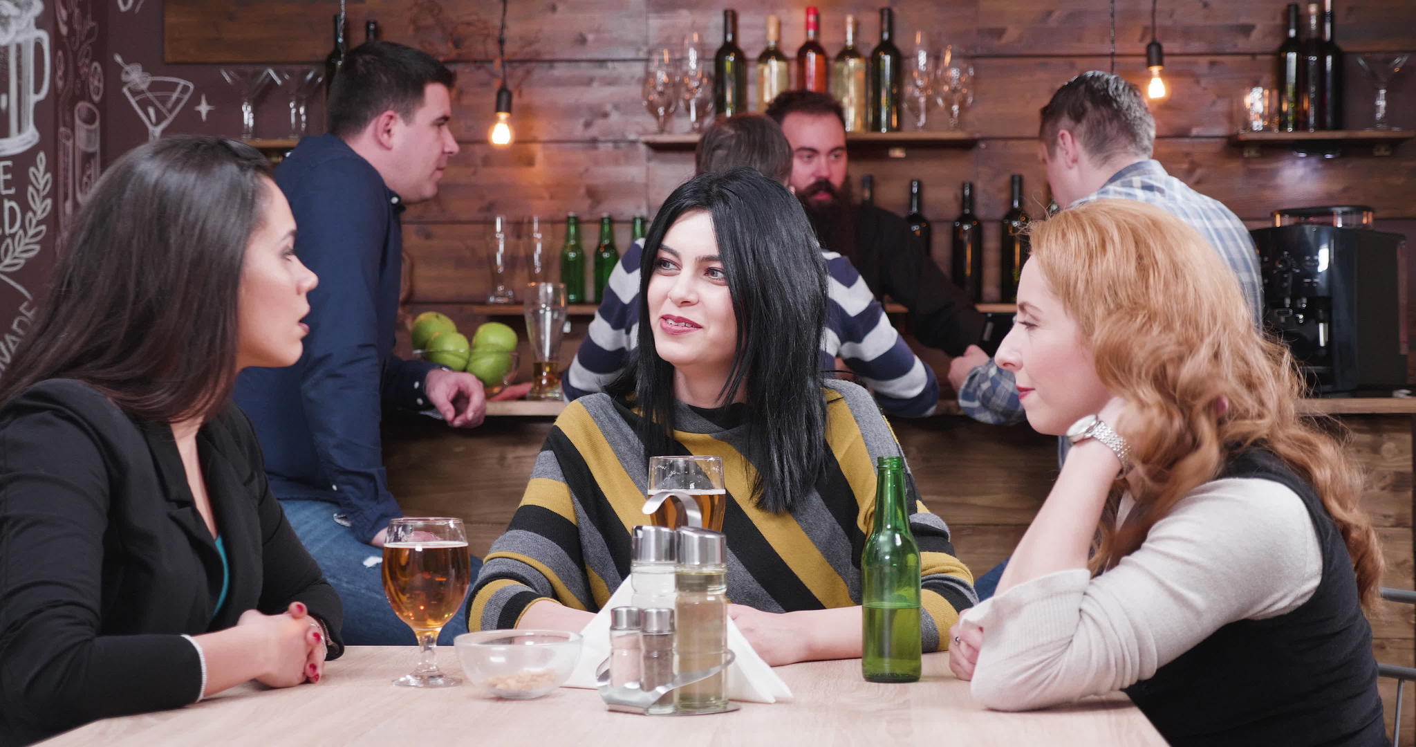 快乐的女朋友喝啤酒和快乐的女朋友视频的预览图