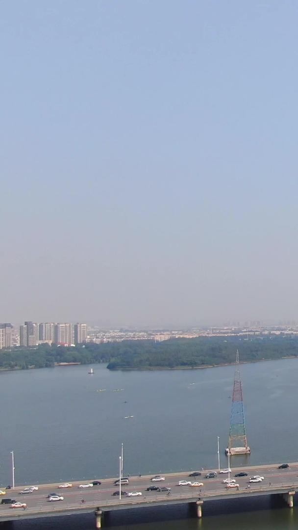 沈阳浑河岸边的航拍城市风景视频的预览图