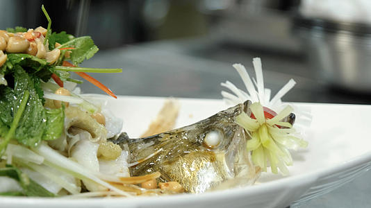 餐饮美食清蒸鲈鱼凉拌菜视频的预览图