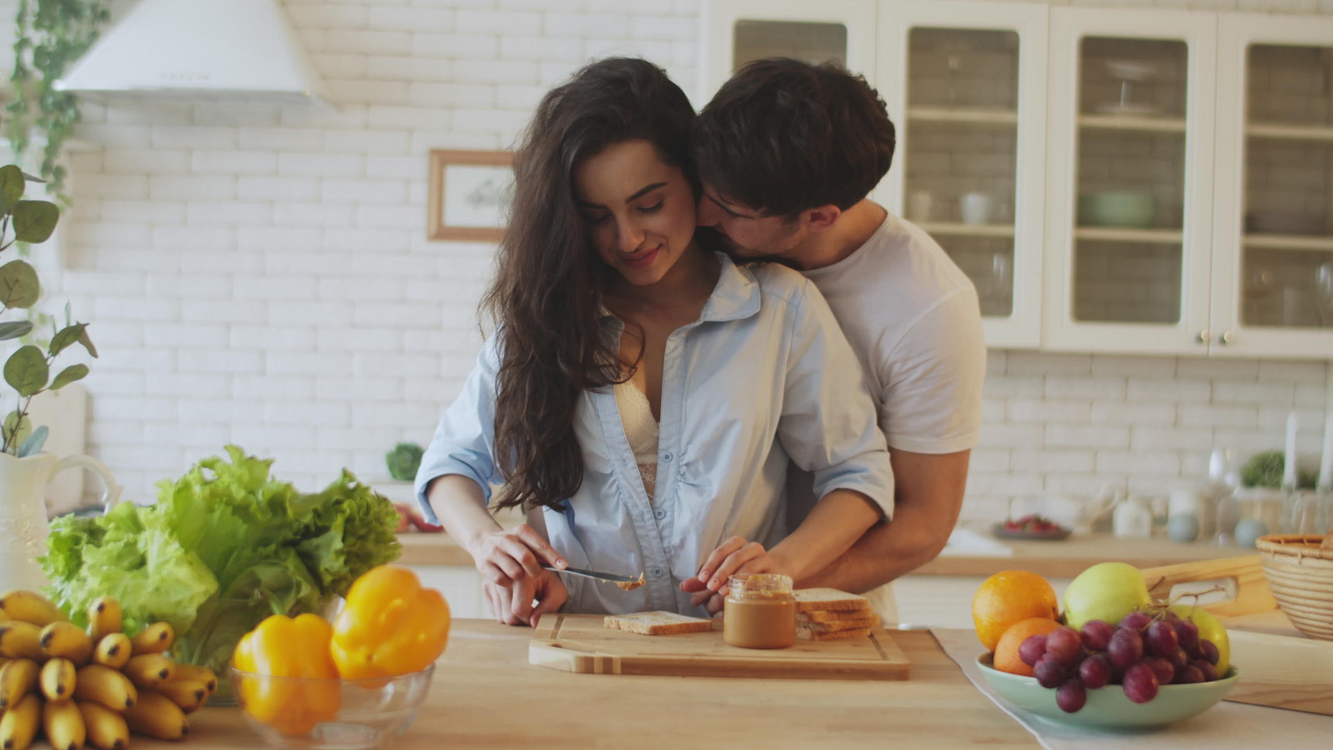 快乐的情侣烹饪肖像视频的预览图