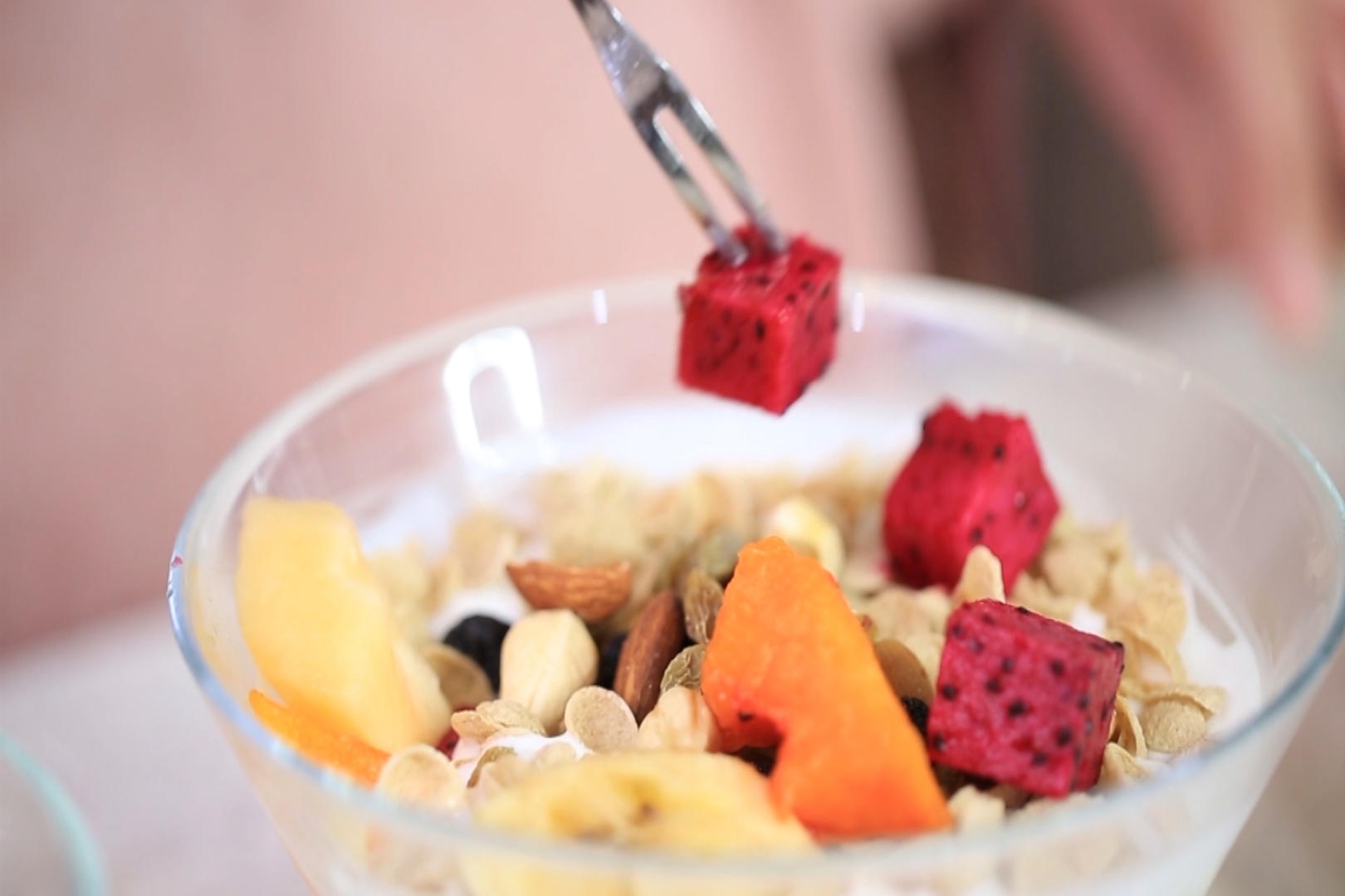 水果酸奶制作在酸奶中加入水果和坚果视频的预览图