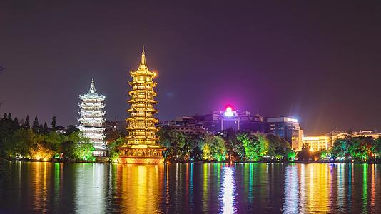 广西桂林日月双塔夜景4k实拍延时摄影视频的预览图