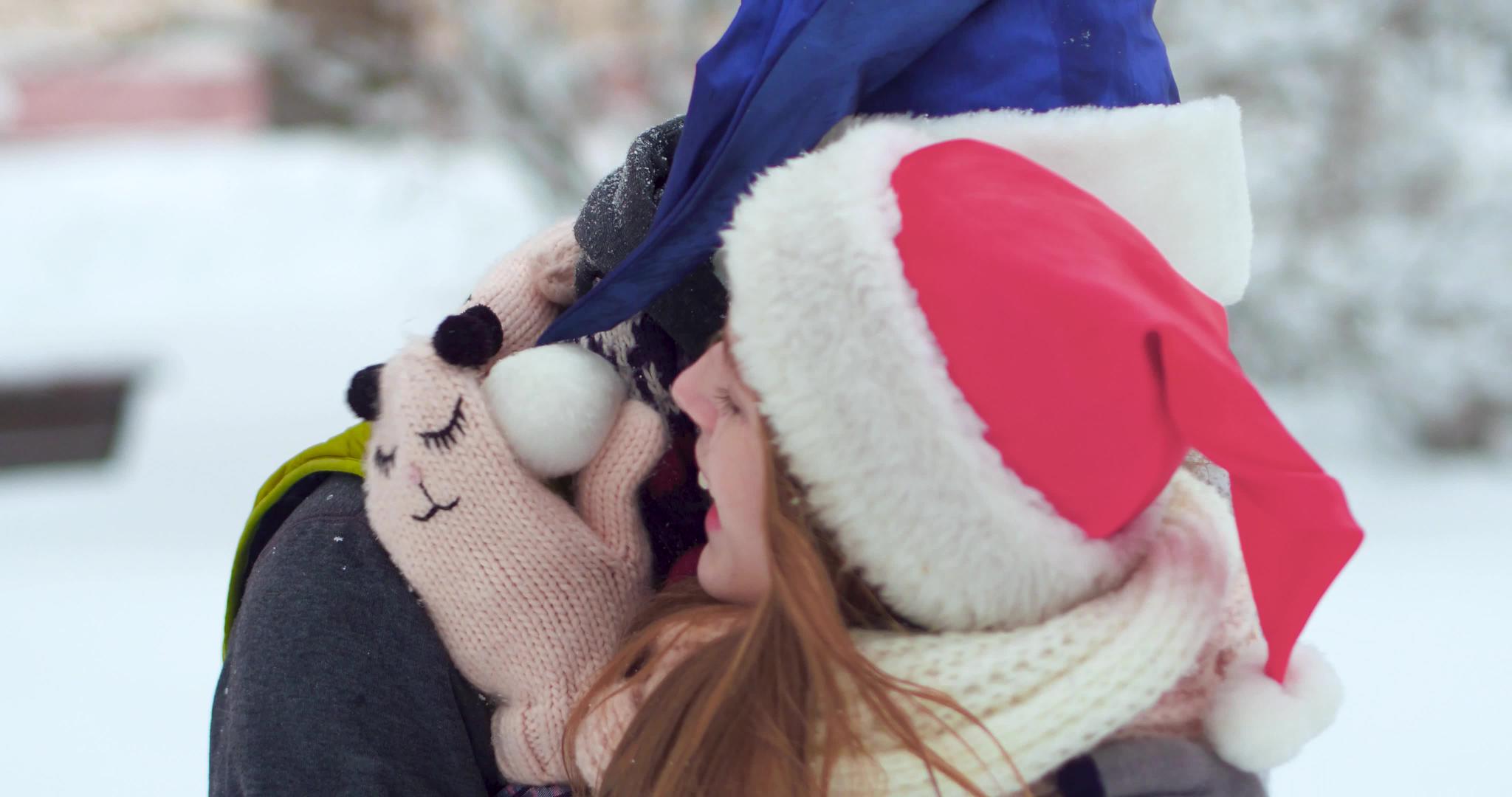 快乐的年轻夫妇在冬季公园里玩得很开心视频的预览图