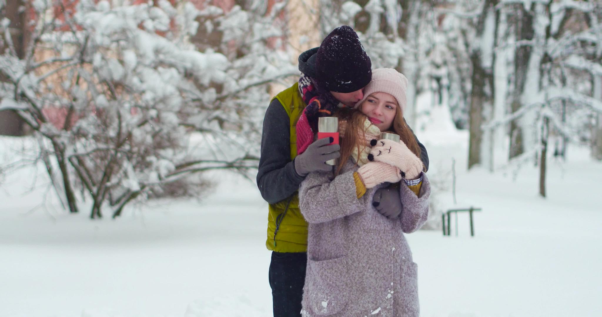 快乐的年轻夫妇冬天在公园里玩得开心视频的预览图