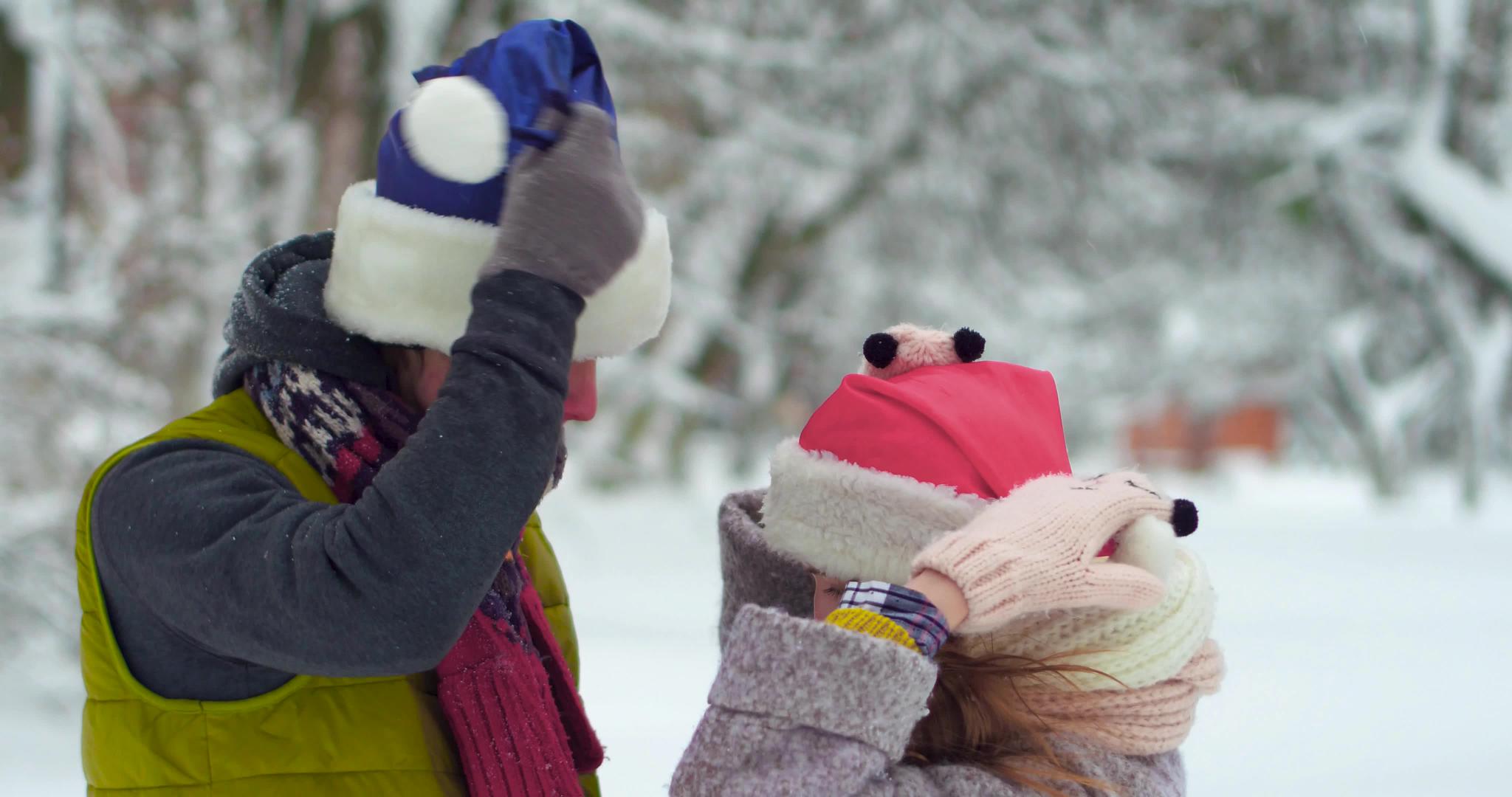 快乐的年轻夫妇冬天在公园里玩得开心视频的预览图