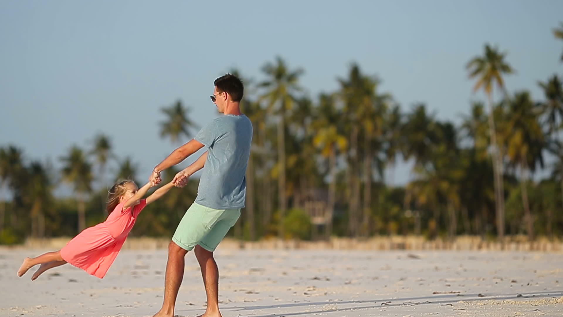 小女孩和爸爸在热带沙滩度假视频的预览图