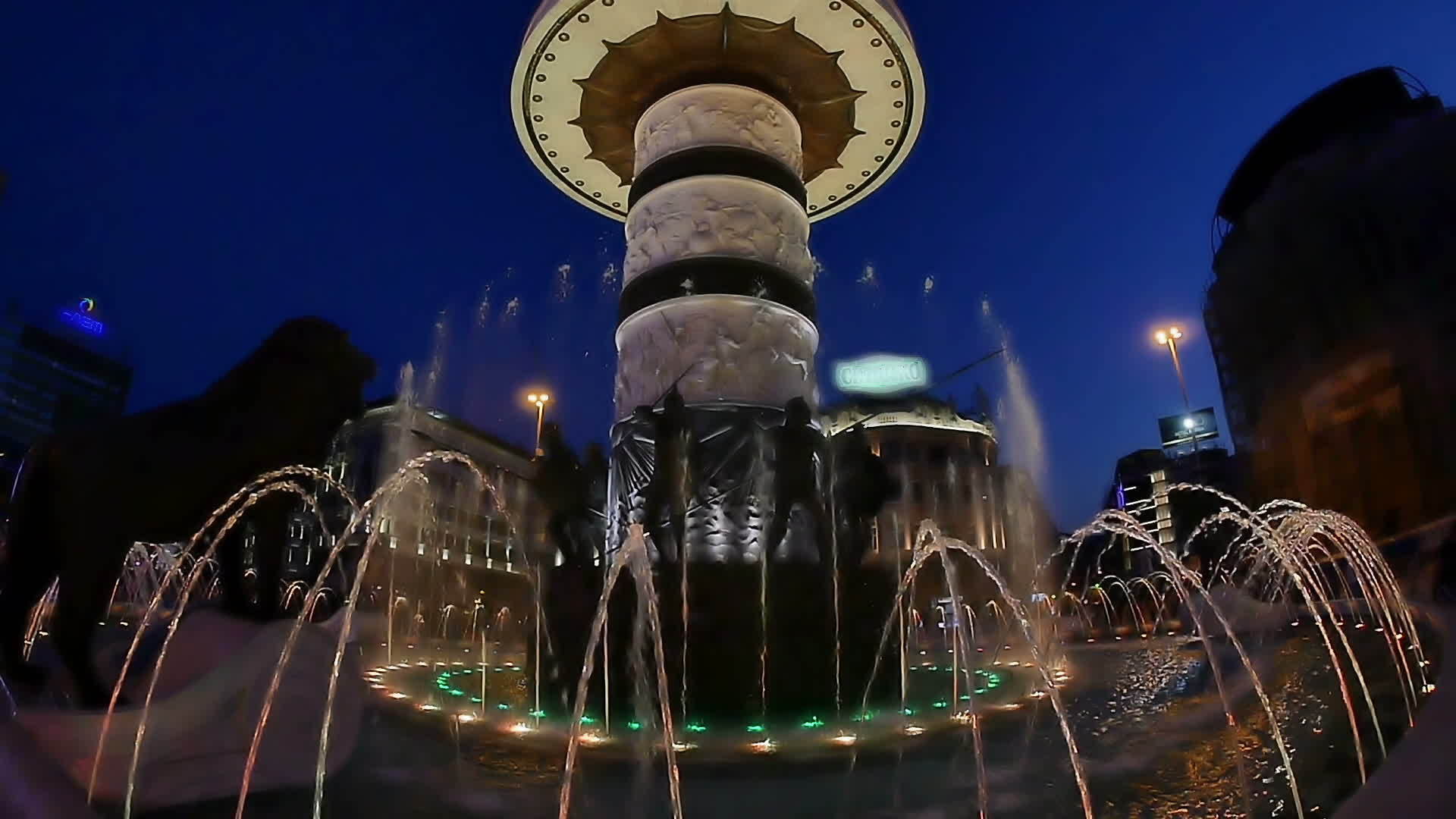马塞多尼亚斯库佩热慢运动中的红色喷泉视频的预览图
