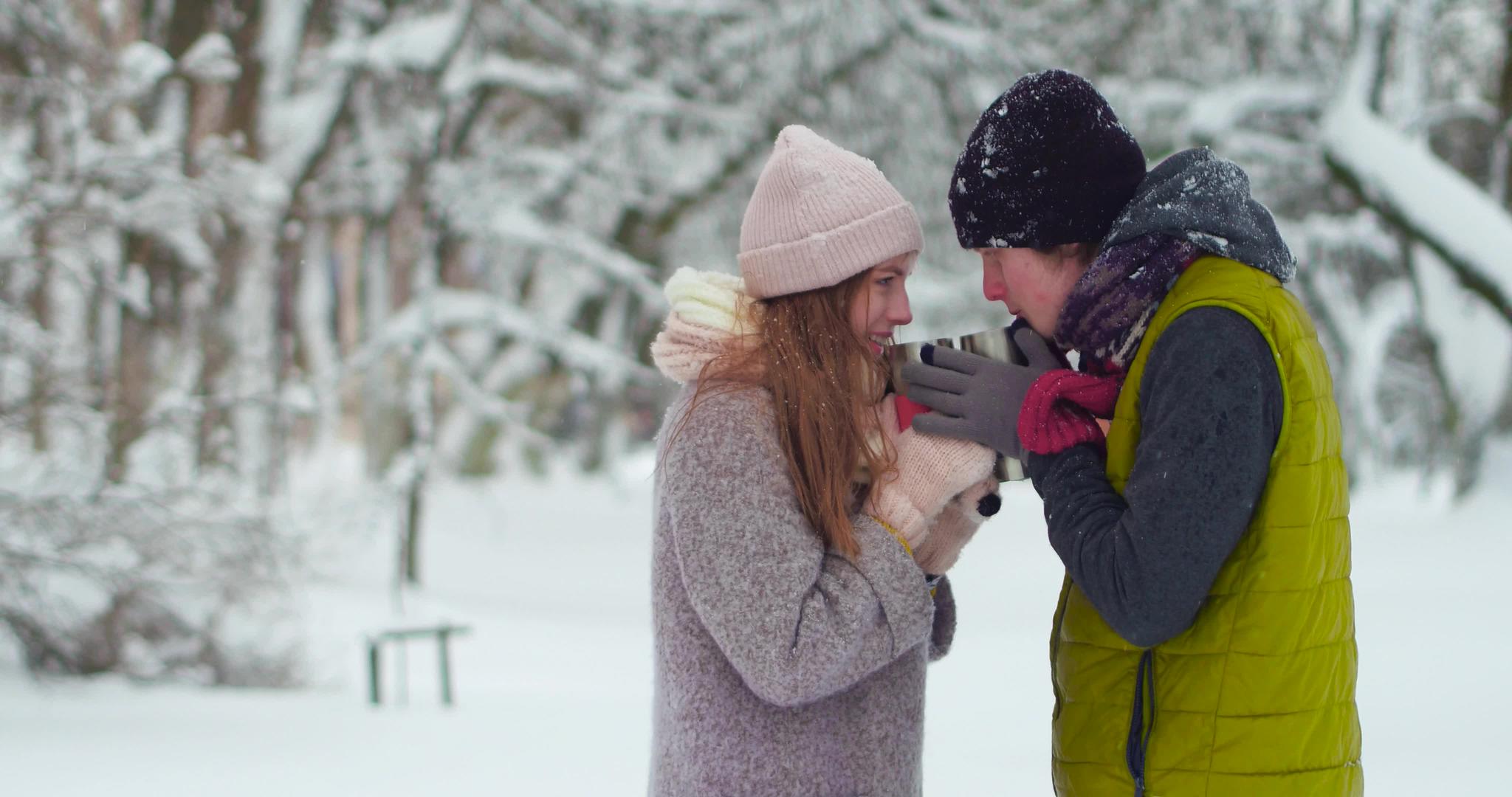 快乐的年轻夫妇在公园里互相取暖视频的预览图