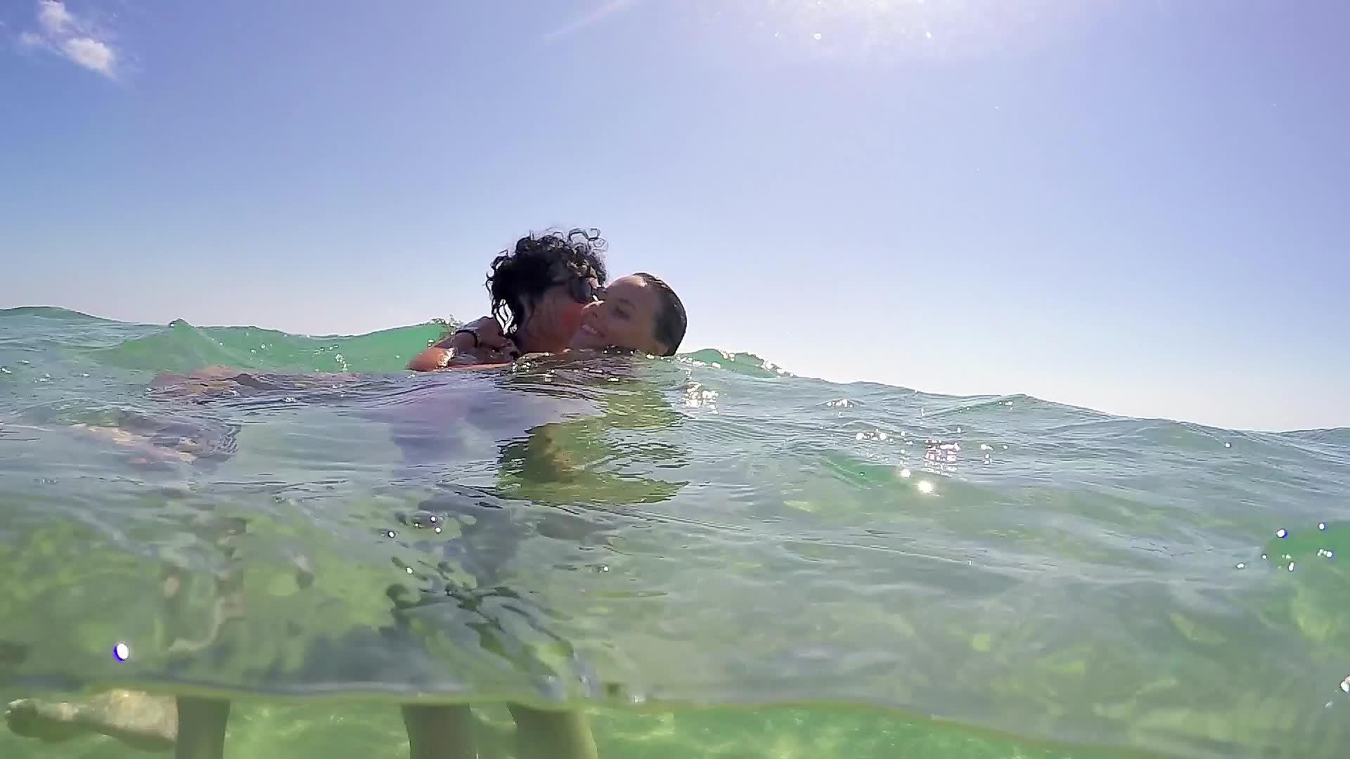 拥抱绿的海水中拥抱和微笑视频的预览图