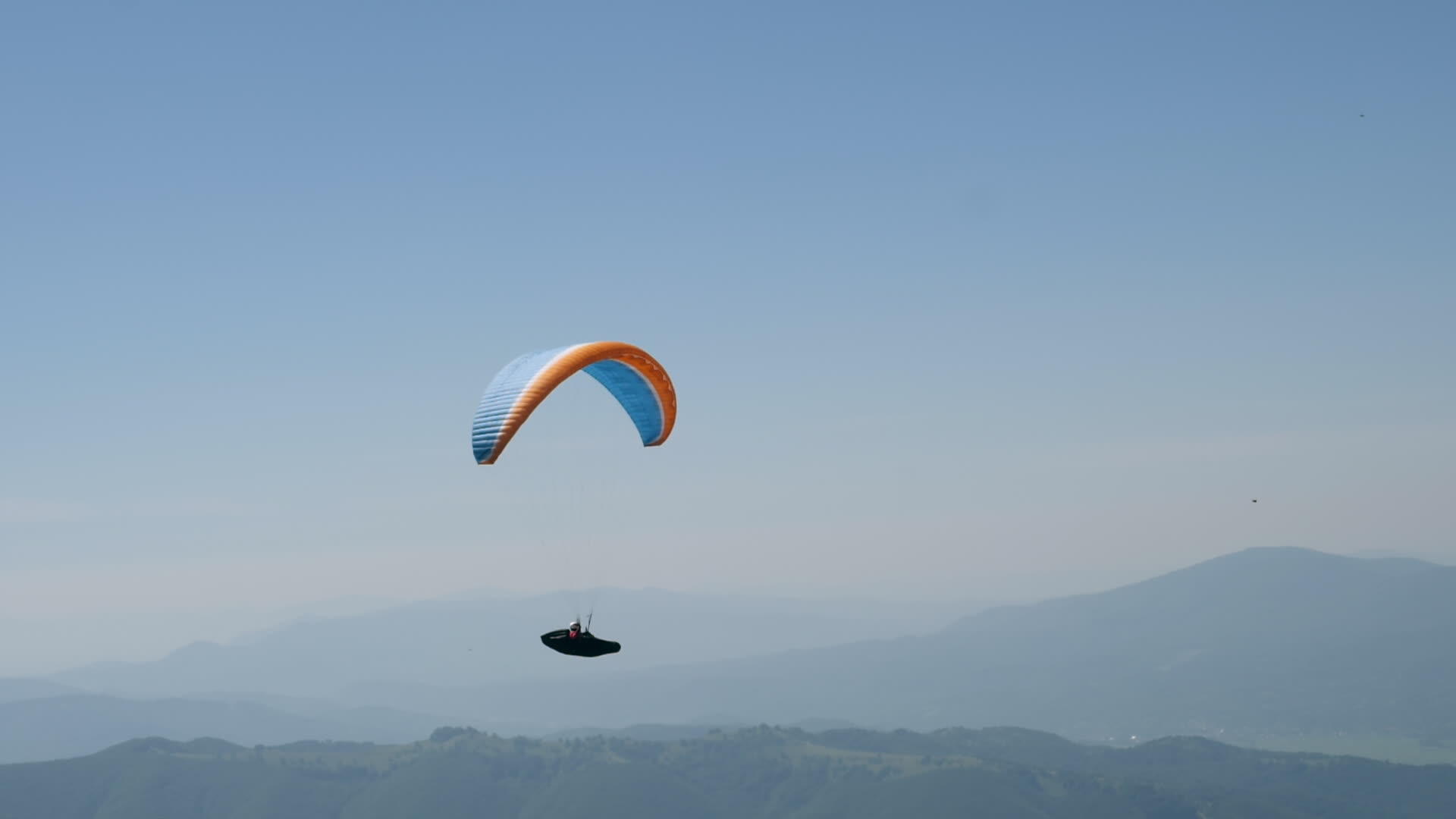 风景优美滑翔伞视频的预览图
