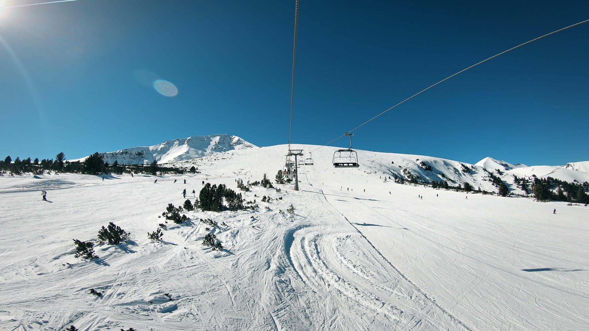 阳光明媚的日子骑滑雪电梯视频的预览图