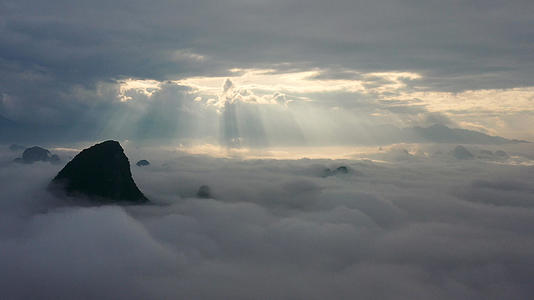 航拍桂林喀斯特地貌云海日出耶稣光视频的预览图