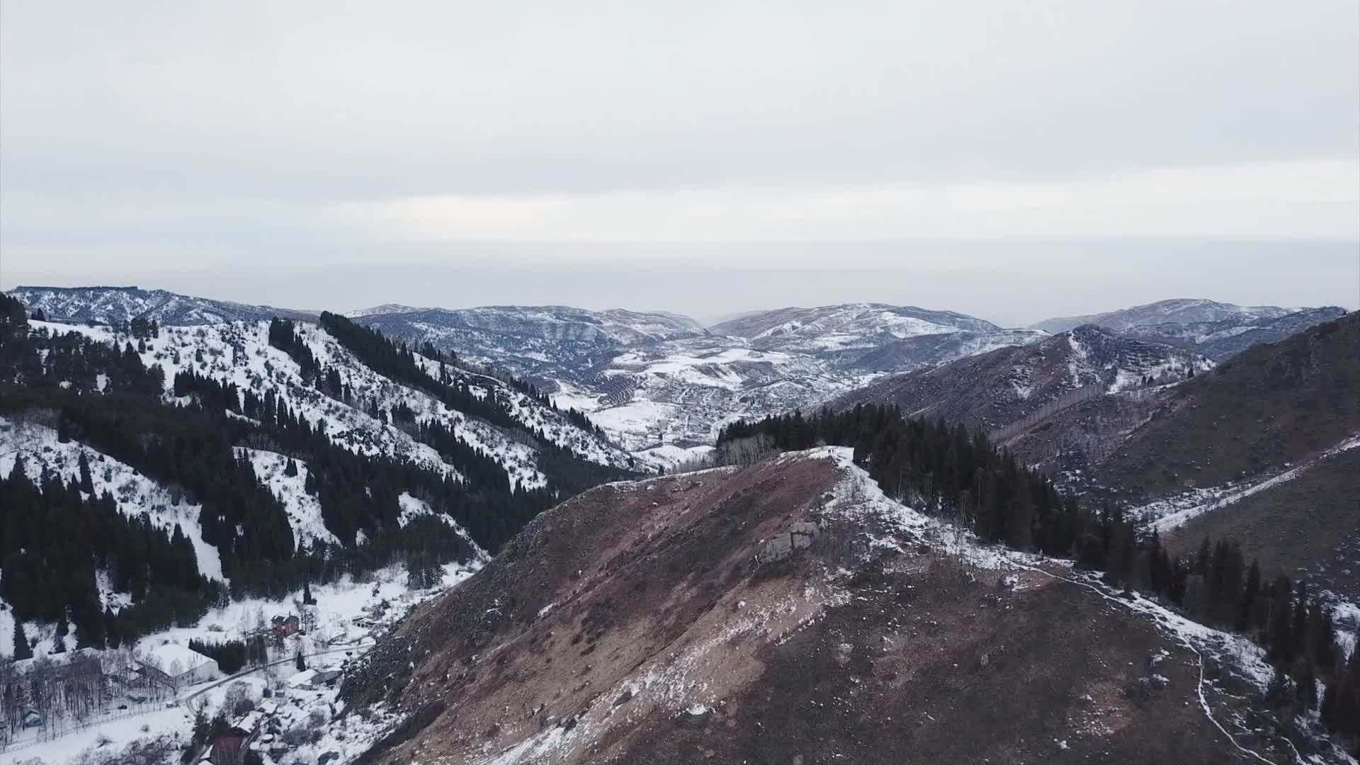 山顶积雪航拍远景视频的预览图