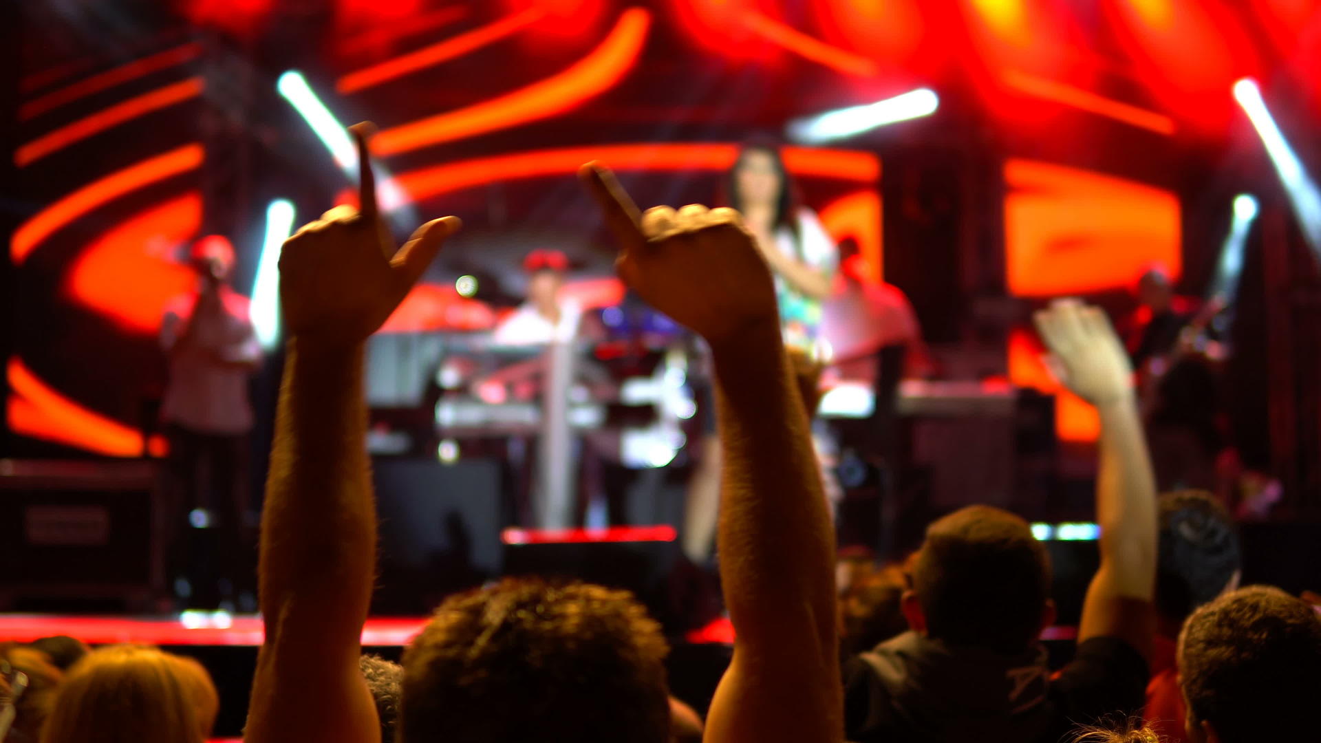 音乐会上的人群举手跳舞视频的预览图