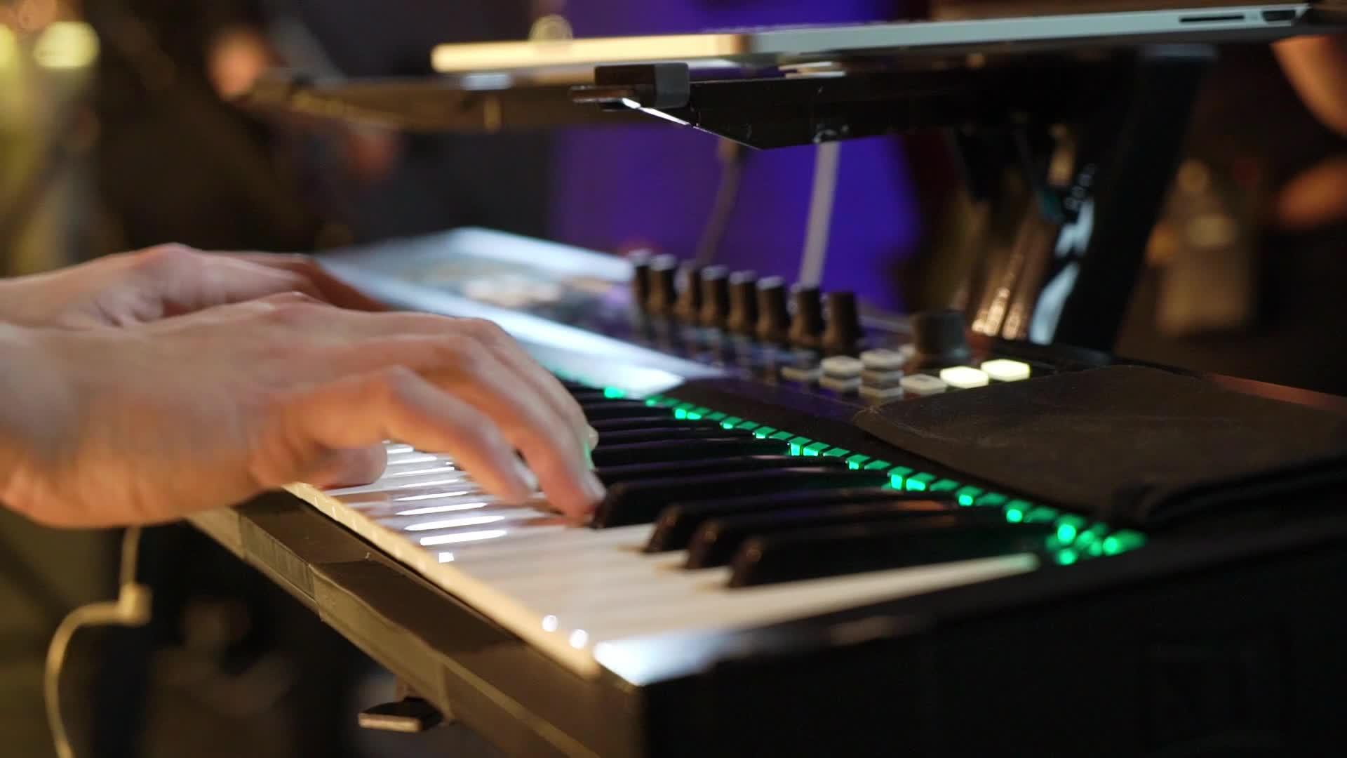 男人弹钢琴键盘视频的预览图