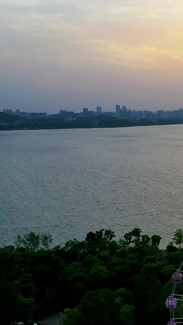 武汉城市地标东湖之眼摩天轮日落航拍视频视频的预览图