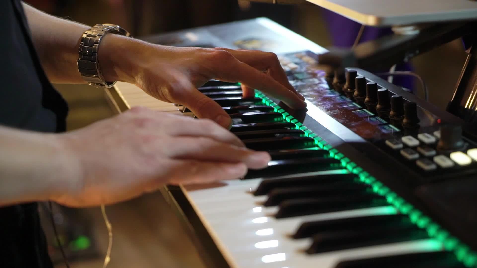 男人弹钢琴键盘视频的预览图