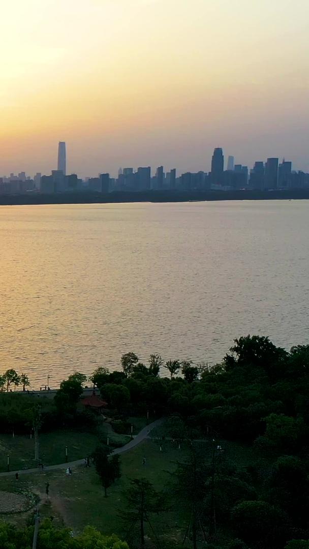 武汉城市地标东湖之眼摩天轮日落航拍视频视频的预览图
