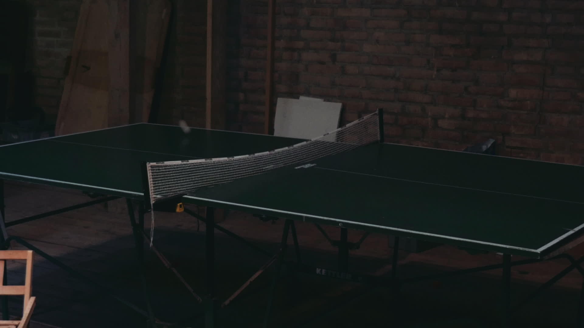 地下室网球游戏视频的预览图