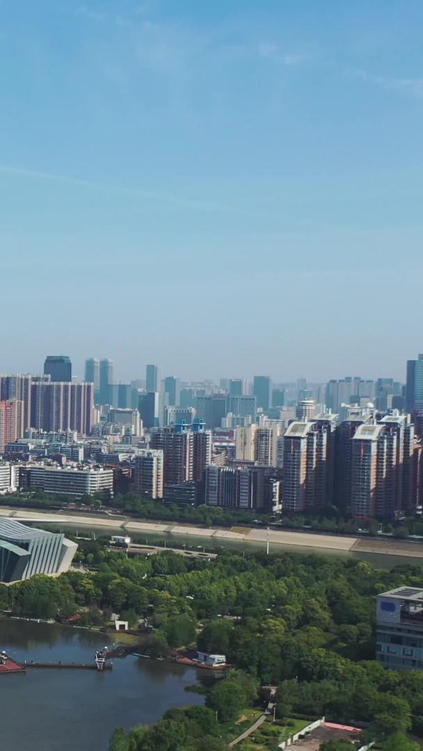航拍城市风景武汉旅游地标月湖琴台大剧院素材视频的预览图