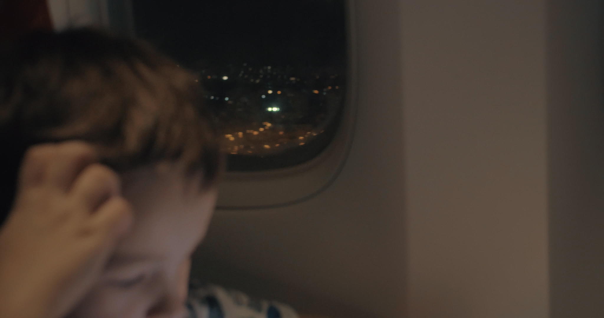 疲惫的孩子在等待空中旅行结束他用垫子来过时间视频的预览图