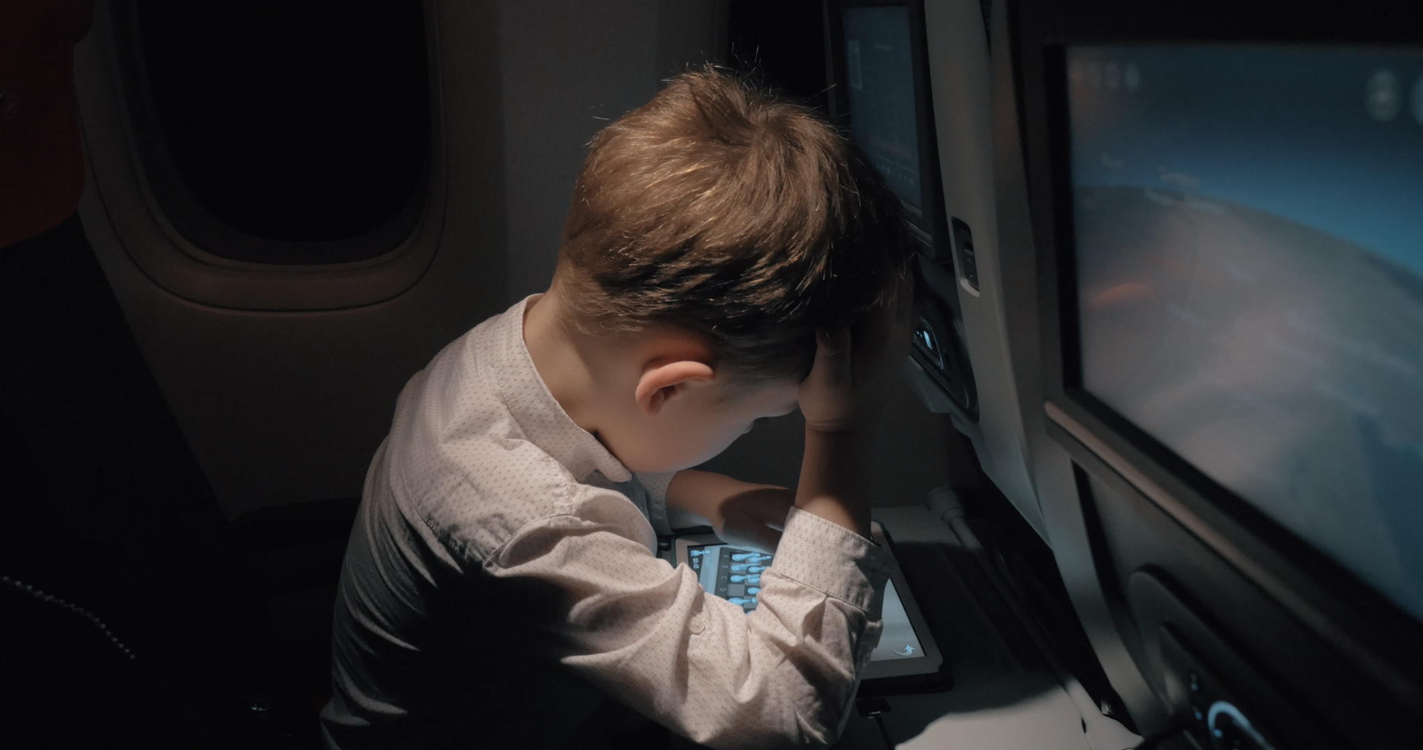 晚上乘飞机旅行时孩子们下棋视频的预览图