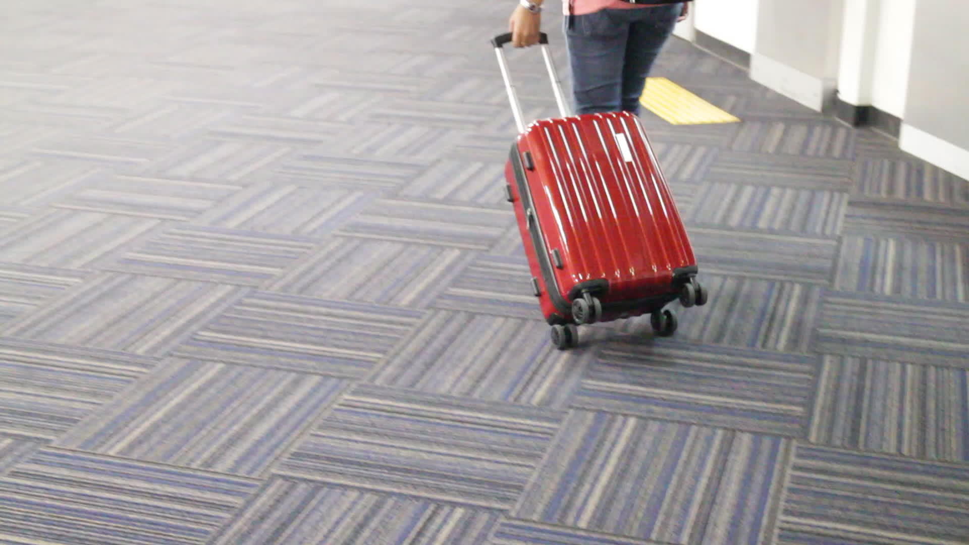 机场客运滚车行李箱视频的预览图