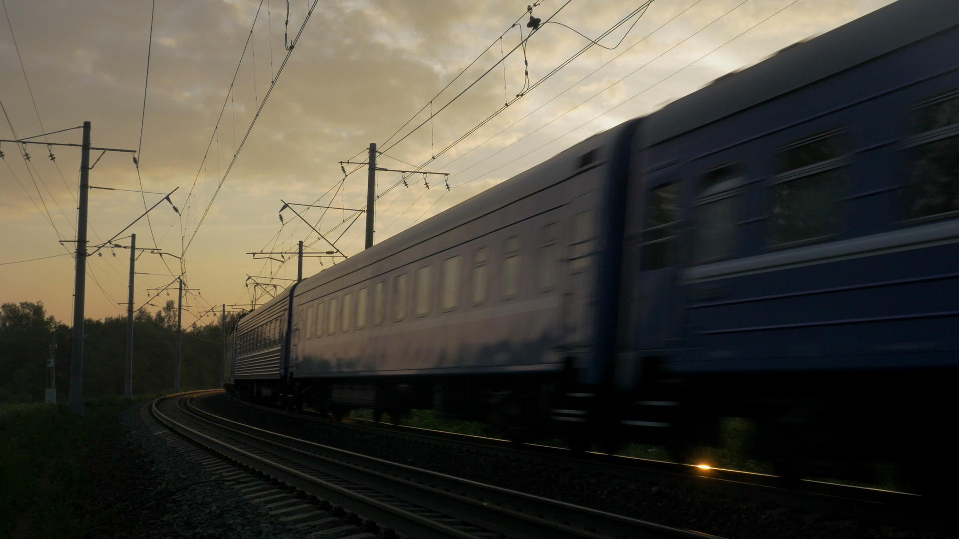 日落时乘火车穿过农村视频的预览图