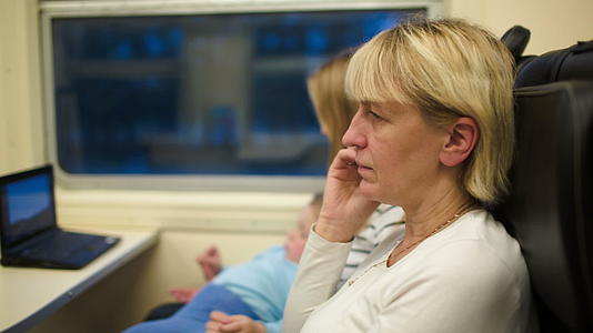 女人在火车上电话聊天视频的预览图