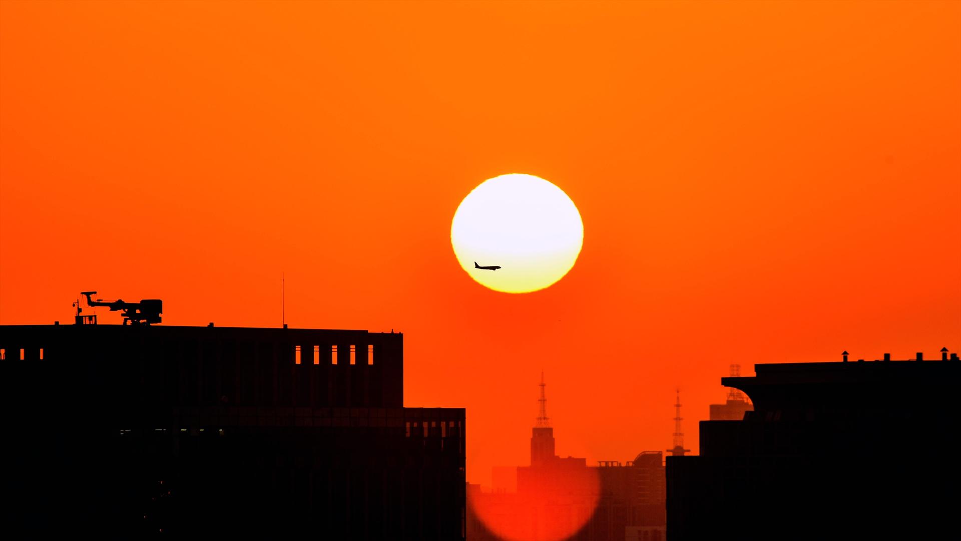 飞机向太阳的时间视频的预览图