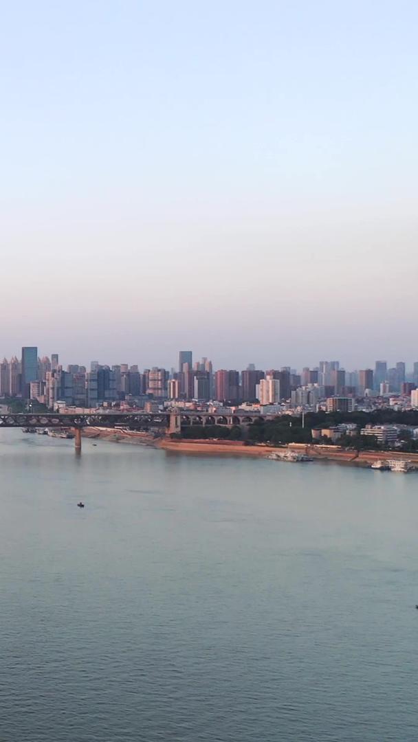 城市航拍风景城市长江江景交通运输游船桥梁城市天际线素材视频的预览图