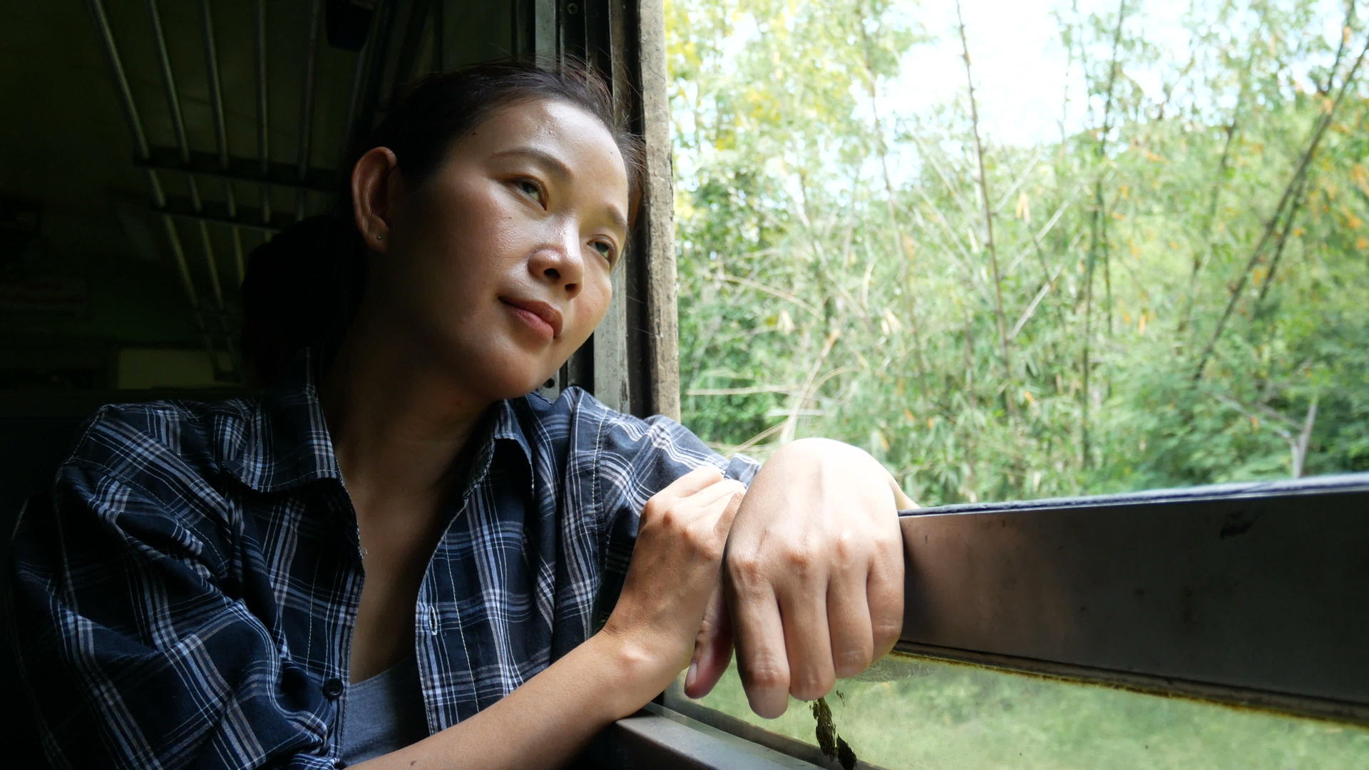 亚洲妇女乘火车旅行视频的预览图