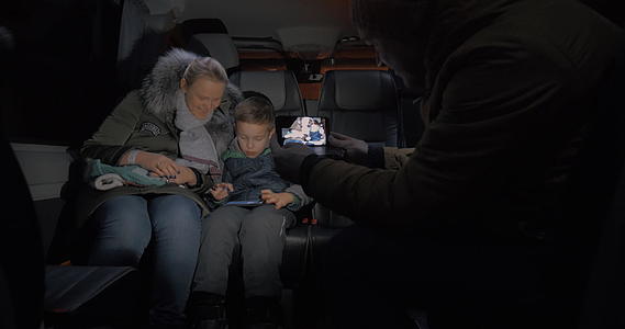 手机拍摄母亲和孩子坐面包车旅行视频的预览图