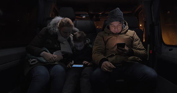 乘坐小型公交车的乘客使用手机通过时间视频的预览图