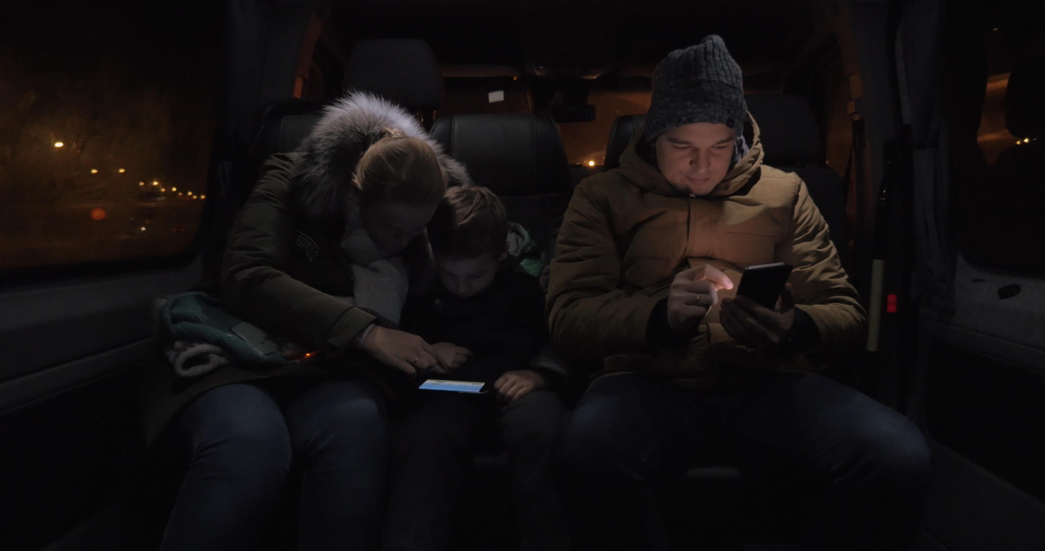 三名乘坐小客车的机动车乘客视频的预览图