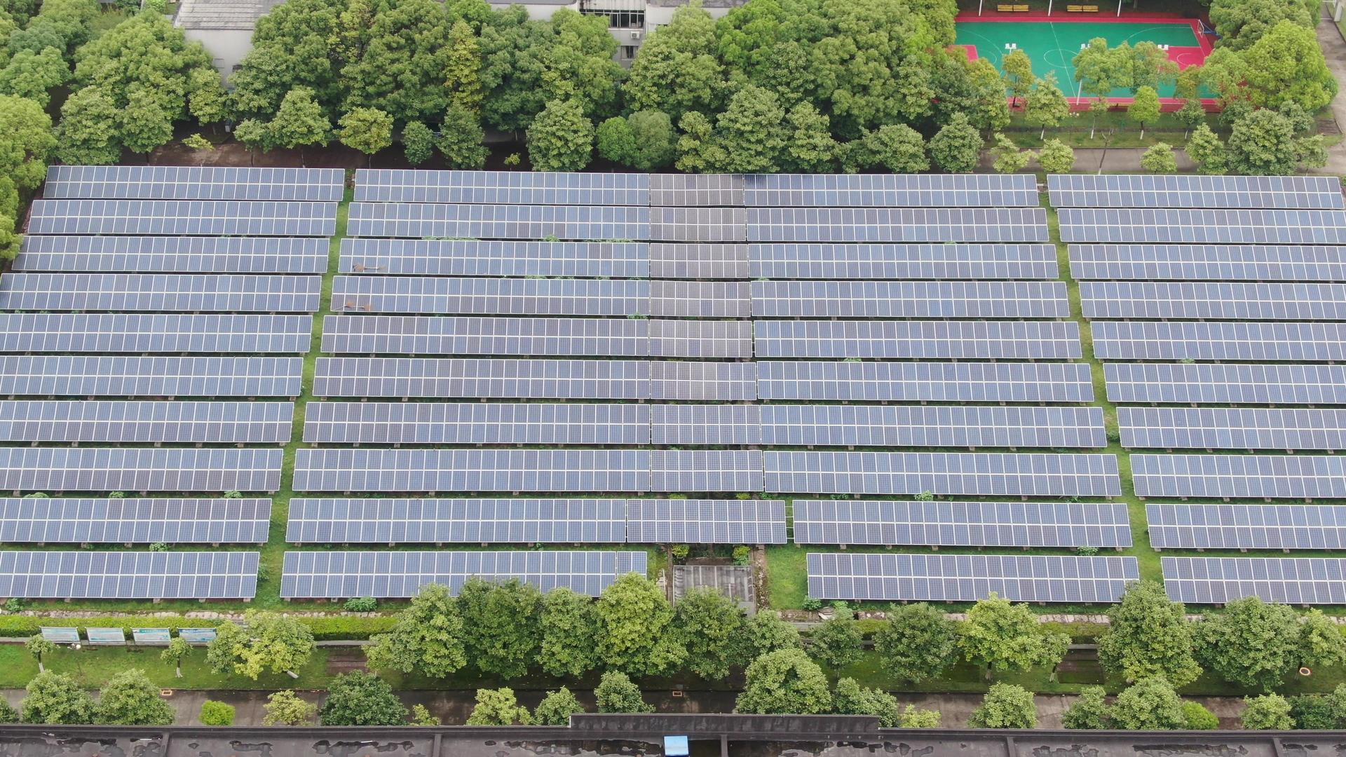 航拍现代新能源太阳能电板视频的预览图