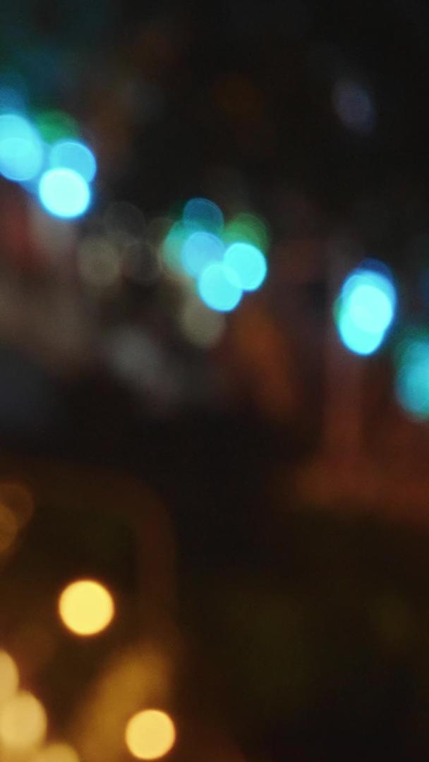 航拍城市夜景虚焦五彩斑斓的交通流量材料视频的预览图