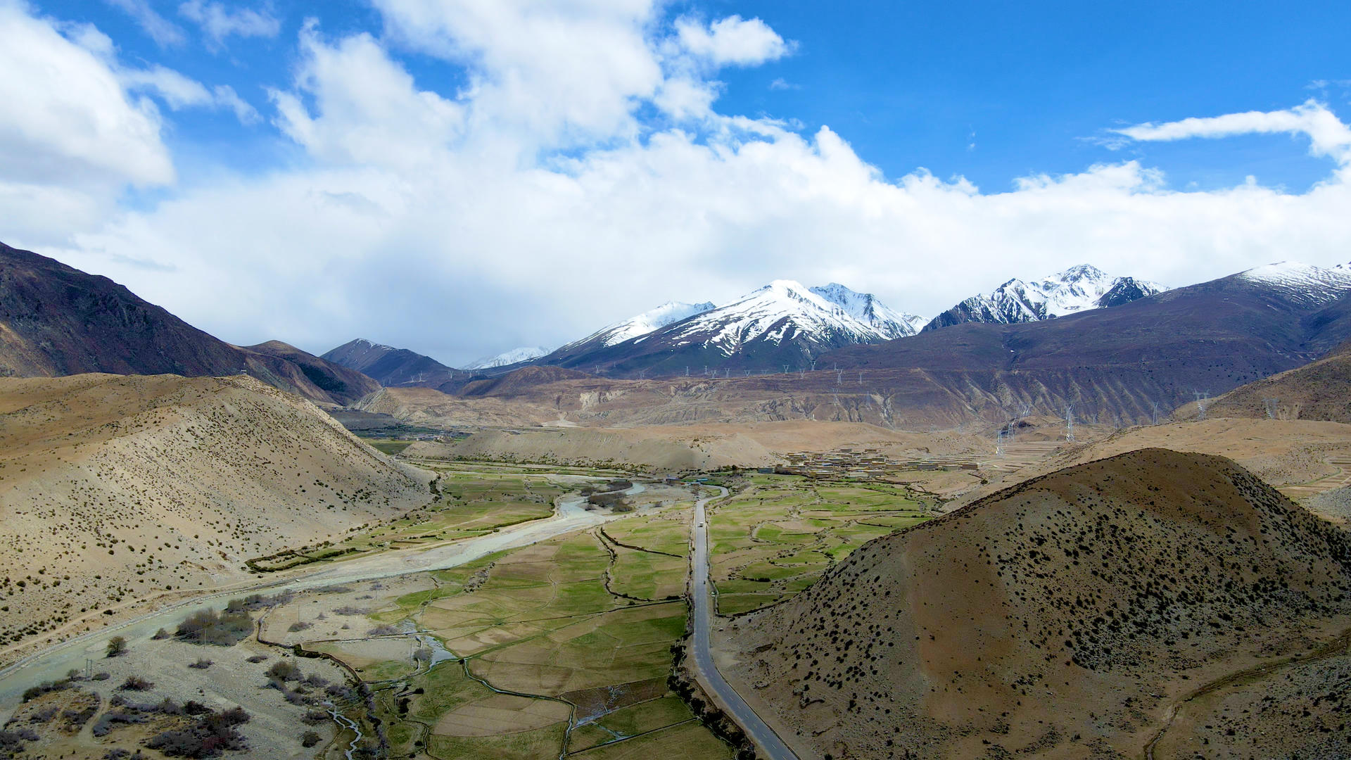 4K航拍最美川藏公路雪山蓝天白云视频的预览图