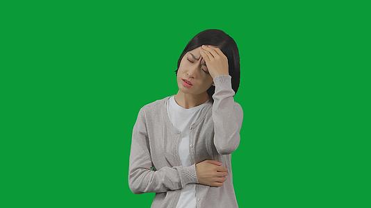 4K绿幕女性头痛视频的预览图