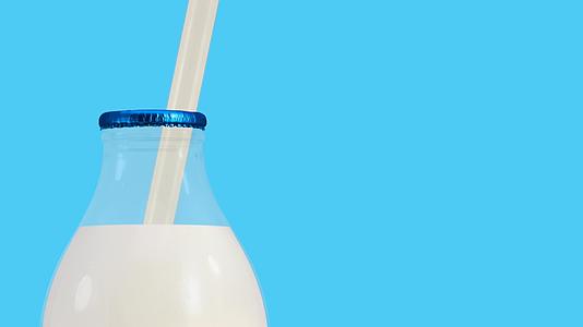 喝牛奶从瓶子到稻草视频的预览图