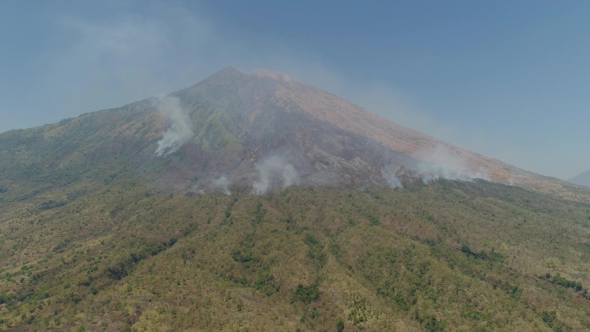 火山、巴利山因多尼西亚山脉视频的预览图