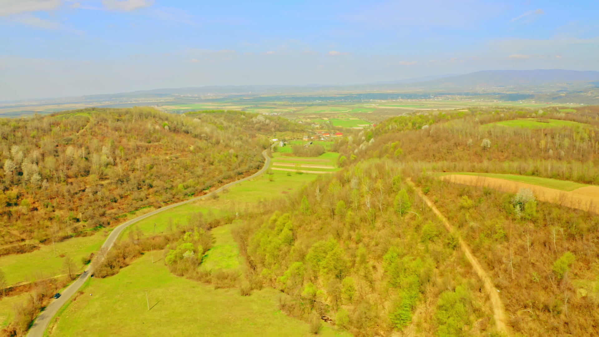 空中观察农村地貌视频的预览图