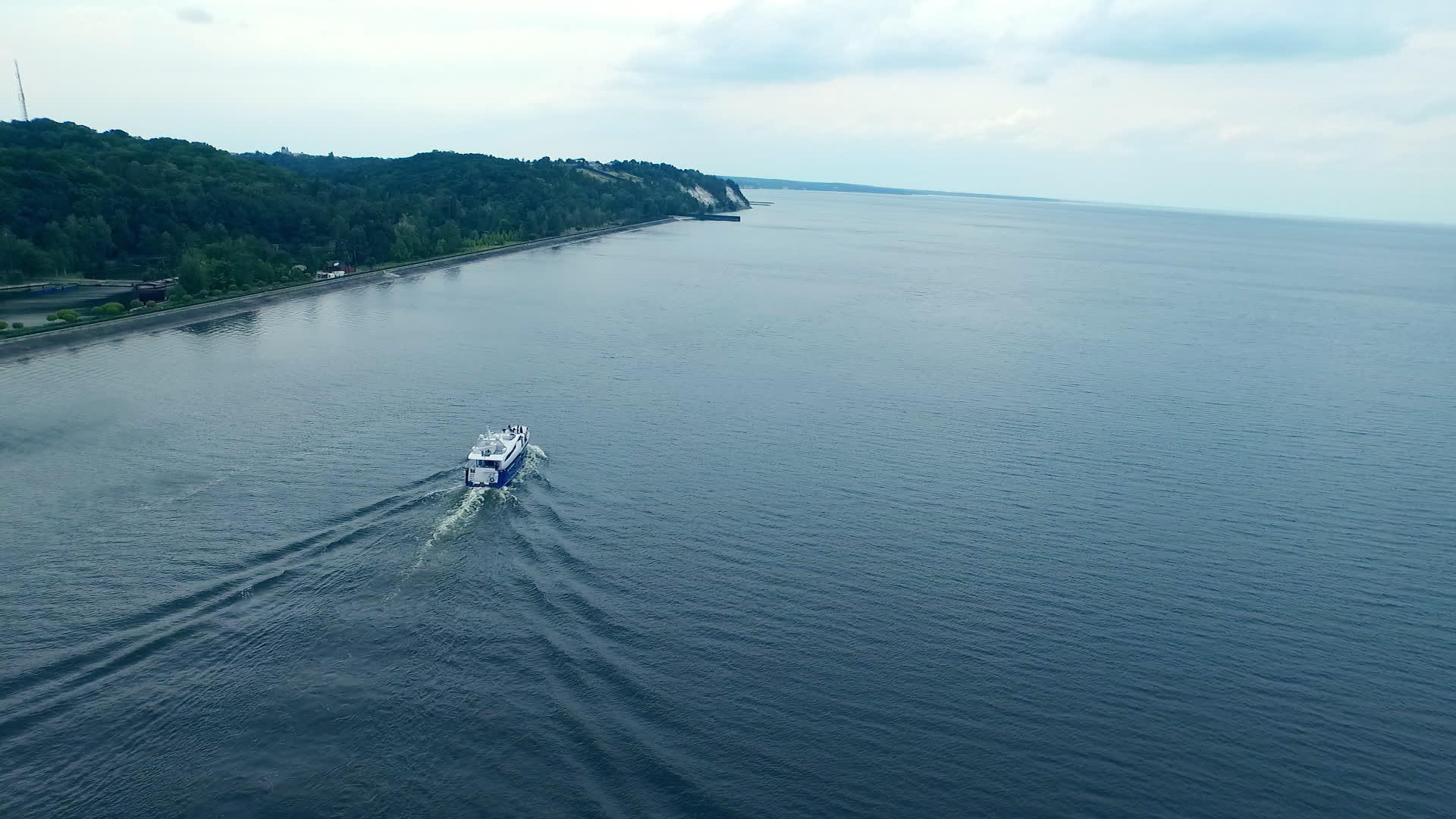 山区海岸线上的私人船只视频的预览图