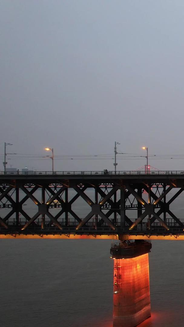 航拍城市公铁两用桥梁武汉长江大桥道路灯光夜景车流街景素材视频的预览图