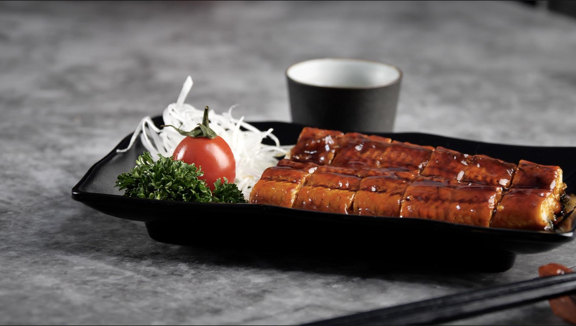 烤鳗鱼日式小吃移镜视频的预览图