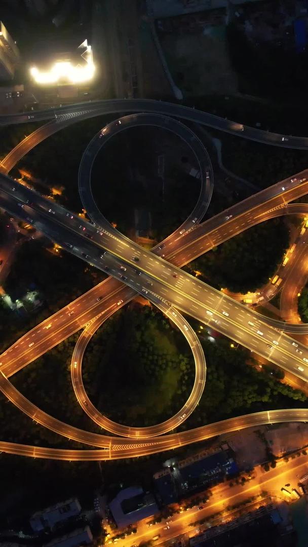 航拍拍摄城市夜景灯光高架桥道路交通流量街景交通素材视频的预览图