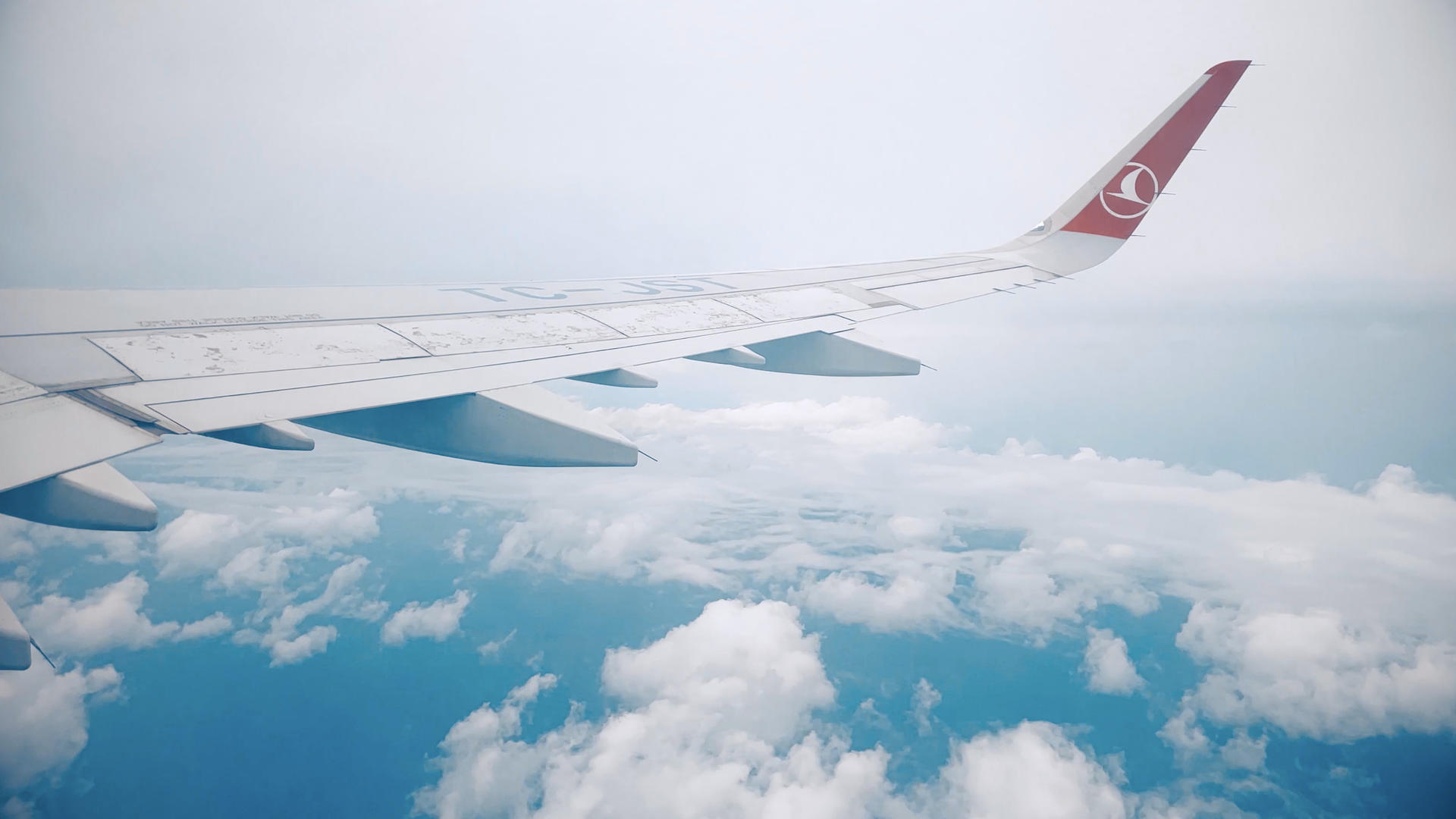 旅行途中飞机机翼云层蓝天视频的预览图